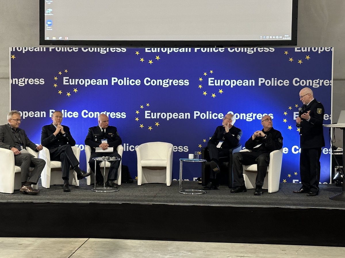 GdPPresse's tweet photo. Das #BePo-Sideevent des #epc2023, moderiert durch den #Inspekteur der #Bereitschaftspolizeien der Länder, Andreas #Backhoff. Mit dabei, Polizeiführer aus den Ländern und #GdP-BePo-Experte Clemens #Murr: „Um die BePo muss sich von Bund und Ländern deutlich mehr gekümmert werden.“ https://t.co/NbKwtLrOcH