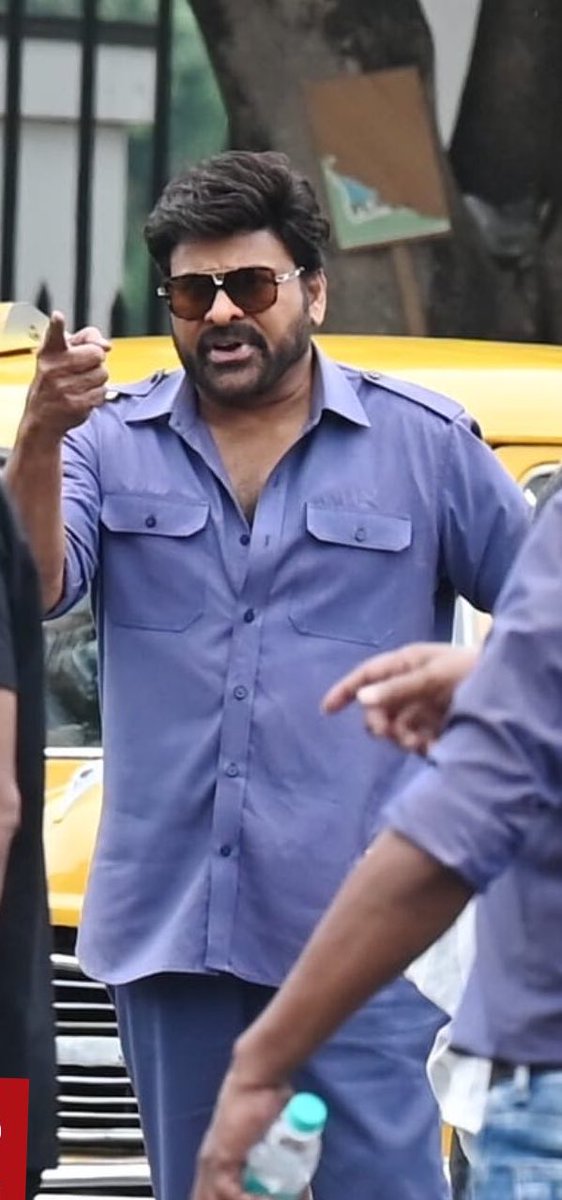andhraabbay's tweet photo. Thathala nundi manavalla daka 3 generations Ki nidra lekunda chesina cutout ra 😎😎

Naam hain Chiranjeevi , Kaam …dushman ki Shikari https://t.co/Pg4xTJPh7x