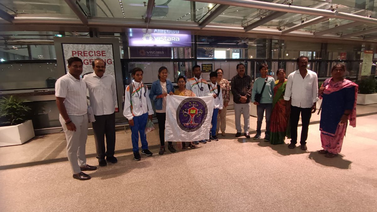 NESTSHQ's tweet photo. 300 students of EMRSs in Telangana attended rock climbing training at Rock Climbing School, Bhongiri, out of which 33 students were selected for the Himalayan Mountaineering Institute, Darjeeling.@TribalAffairsIn https://t.co/LCcE9xqHoG