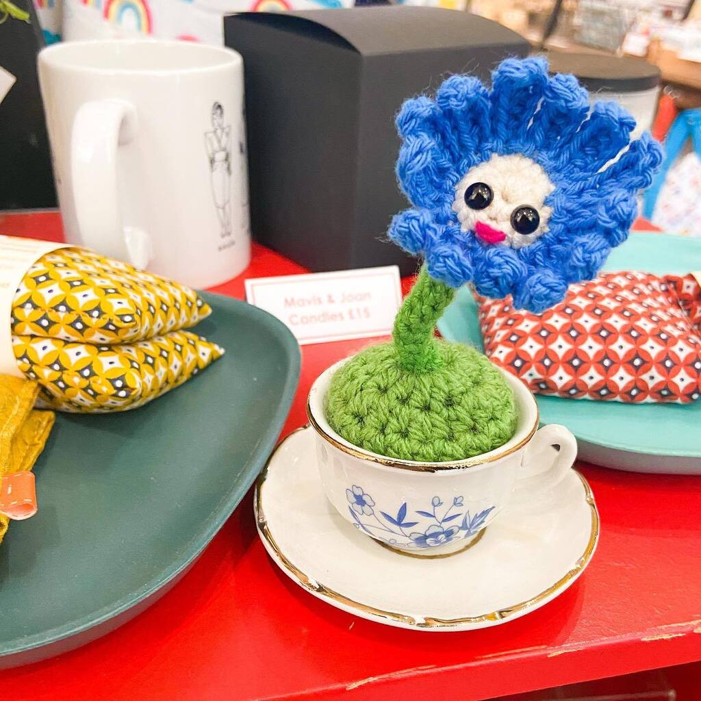 This smiley teacup flower is popping up to say have a great Thursday! 🌸😊☀️ instagr.am/p/Crz9B3OMaLw/