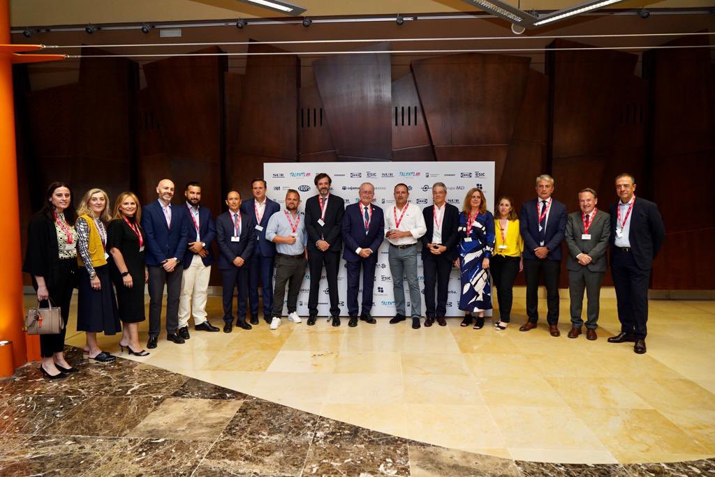 Buenos días. Ayer el alcalde, <a href="/pacodelatorrep/">Paco de la Torre</a>, acompañado por la edil de Promoción de la Ciudad y Captación de Inversiones, Rosa Sánchez, acudió en <a href="/Fycma/">Fycma</a> a TalentLab Málaga 2023 

#MarcaMálaga