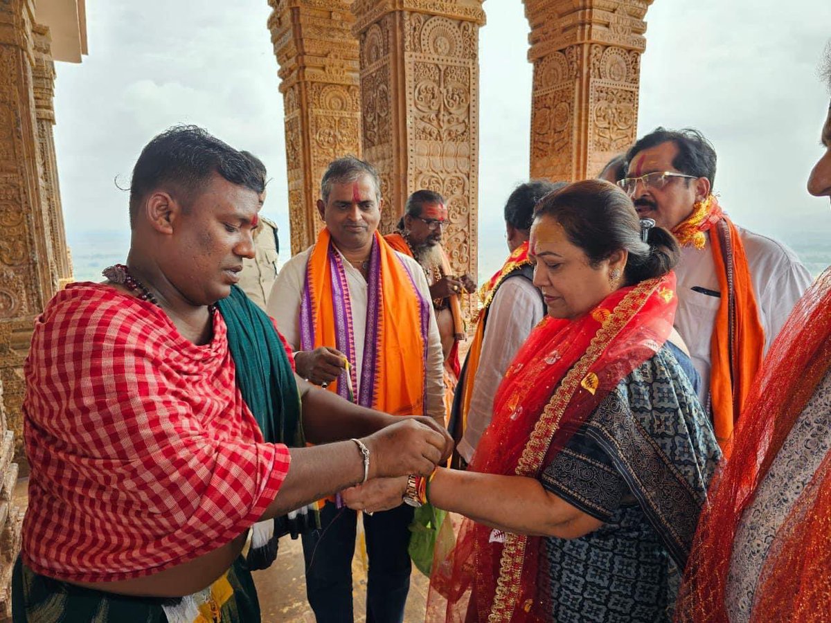 ओडिशा के ऐतिहासिक शक्ति पीठ - गंजम जिले के पुरुषोत्तमपुर में मां तारा तारिणी मंदिर जाने का सौभाग्य मिला। 

मां का आशीर्वाद लिया और सभी देशवासियों के अच्छे स्वास्थ्य एवं कुशल मंगल की प्रार्थना की। 

ଜୟ ମା ତାରା 🙏