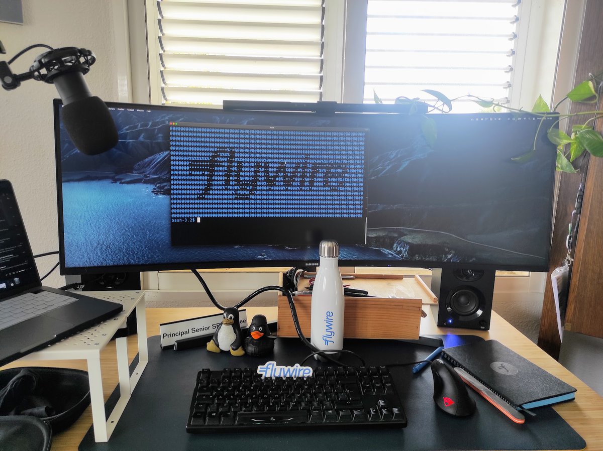 akae's tweet photo. Los que me conocen saben que me encantan las pegatinas y los cachivaches corporativos (que tengan una utilidad), y hoy me ha llegado el "swag" de @FlywireEng https://t.co/gI3a8modZJ