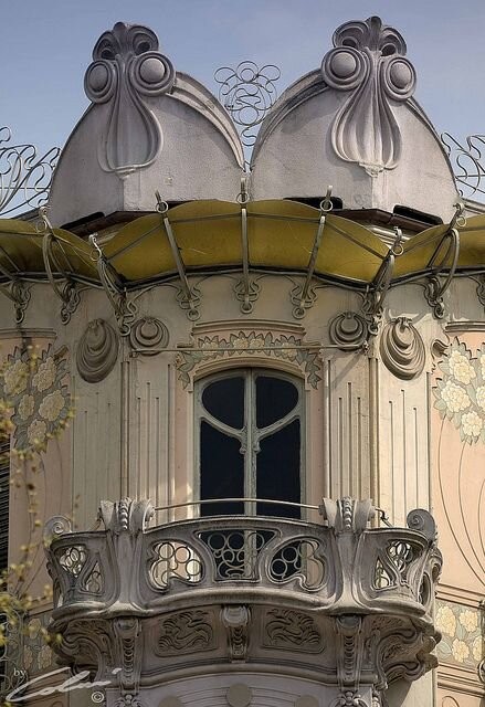JustiRabazzi's tweet photo. ¿Alguna vez escuchaste hablar sobre el estilo arquitectónico "Liberty"? También conocido como Art Nouveau o Modernismo, es un movimiento artístico que se originó a finales del siglo XIX en Europa y siguió extendiéndose por el mundo hasta la Primera Guerra Mundial.
@ACA_ME_arq_ucc https://t.co/WGyGjsmUF4