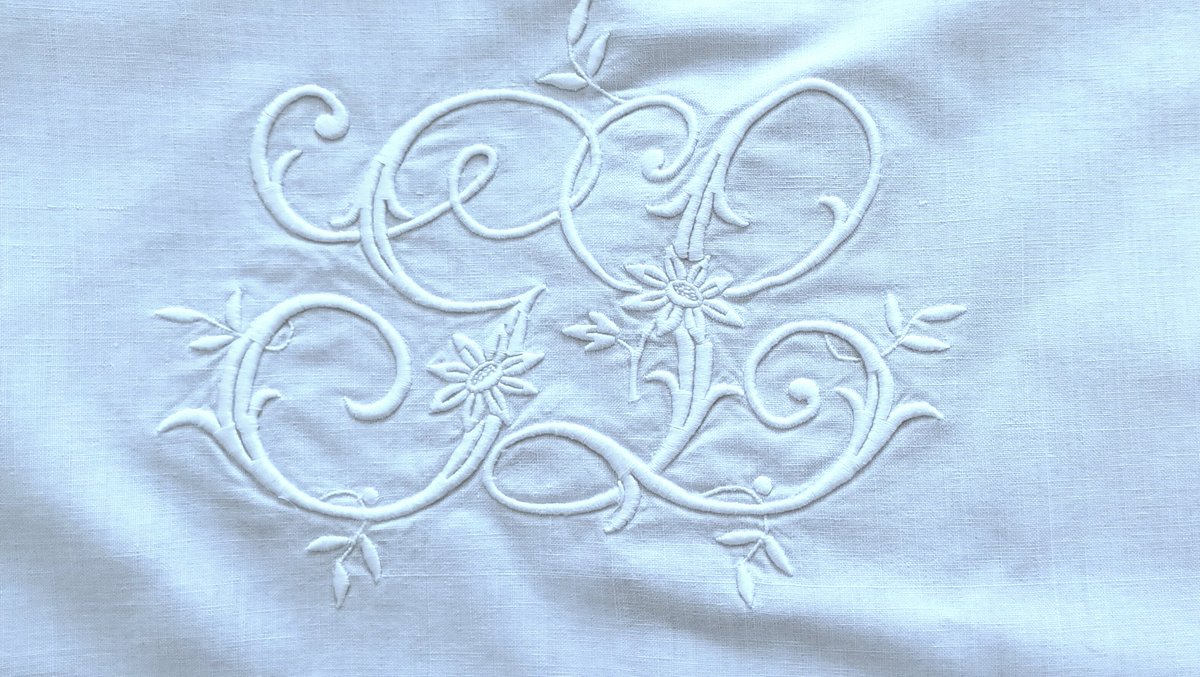 moraiscatherine's tweet image. Bonjour ,ce magnifique monogramme ancien ,est parti rejoindre la Bretagne :
#lingeancien
#monogramme
#broderiefaitemain
#espritcampagnechic