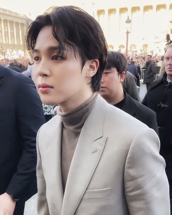 Jimin’s inner wear at the Paris Fashion week looks like this 

It’s the Dior Pre-Fall men’s collection soft launched today. 

#JIMINxDIOR #DIORxJIMIN #JIMIN #JiminAtDiorFashionShow
