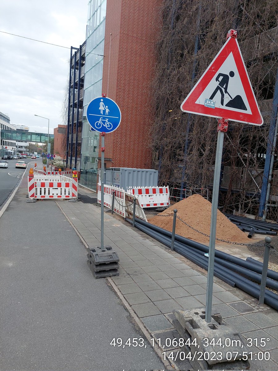 91Radium's tweet photo. @Nbg_steigt_ab Die weitere Strecke sah so aus, hab ich gemeldet, wurde ein paar Tage später tatsächlich umgesetzt (falsche Beschilderung entfernt, Absperrung versetzt).
Auch dieser Abschnitt ist seit Jahren nicht benutzungspflichtig. https://t.co/Bthiz3kwDu