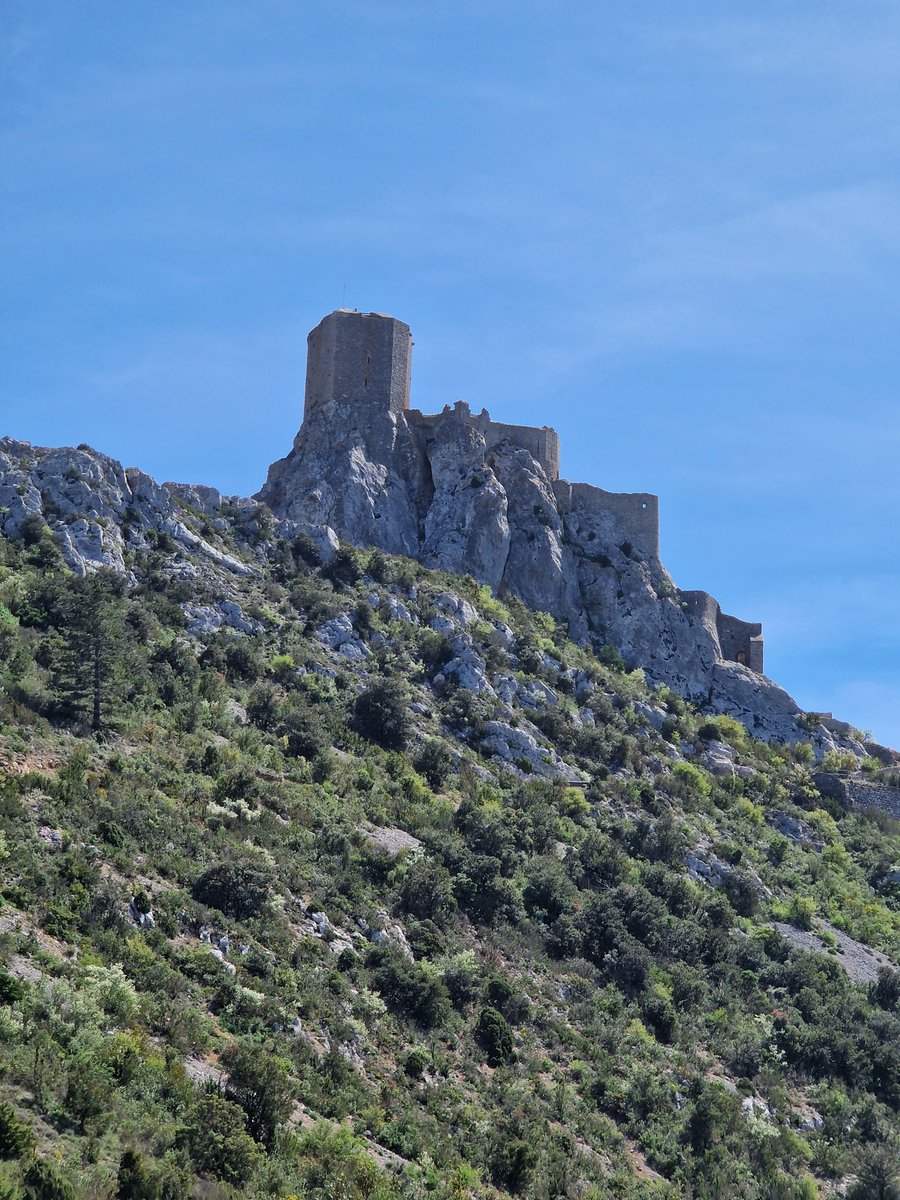 GunpowderDan's tweet photo. Yesterday we also visited the dramatically situated ruins of Château de Queribus. Situated 700m in altitude, it is sometimes described as the last Cathar castle, following the fall of Montsegur in 1244. It was eventually occupied by a French royal army in 1255 #castlehunting https://t.co/wpCUFr9kEg