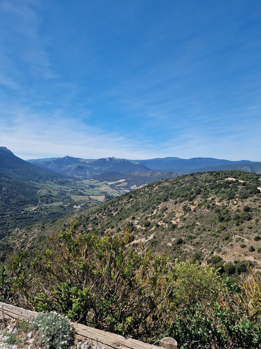 GunpowderDan's tweet photo. Yesterday we also visited the dramatically situated ruins of Château de Queribus. Situated 700m in altitude, it is sometimes described as the last Cathar castle, following the fall of Montsegur in 1244. It was eventually occupied by a French royal army in 1255 #castlehunting https://t.co/wpCUFr9kEg