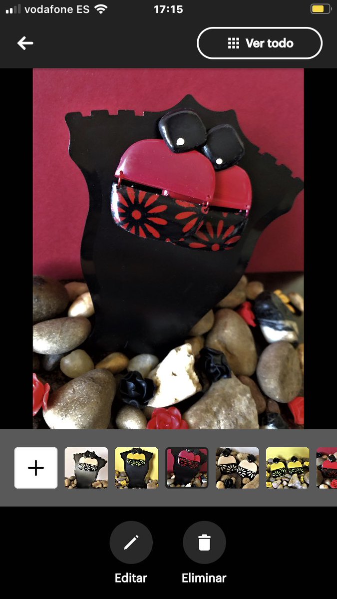 Las florecillas que no falten. Ya están en Etsy en tres colores.