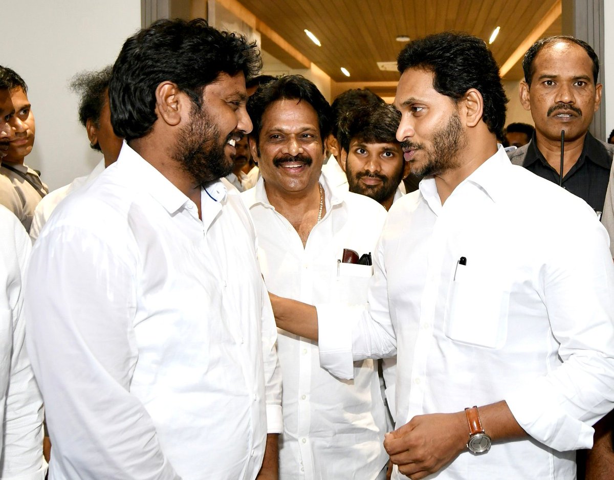 Nagireddy_tnr's tweet photo. నిన్న విశాఖపట్నం ఎంపీ ఎం.వీ.వీ సత్యనారాయణ గారి స్వగృహం నందు ఆంధ్రప్రదేశ్ రాష్ట్ర ముఖ్యమంత్రివర్యులు సీఎం జగన్మోహన్ రెడ్డి గారిని మర్యాదపూర్వకంగా కలిసిన గాజువాక నియోజకవర్గ ఇన్చార్జి దేవన్ రెడ్డి గారు
@ysjagan 
@AndhraPradeshCM 
@Nagireddy_tnr 
#manammakamnuvvejagan 
#teamjagananna https://t.co/48rgVs1E5k