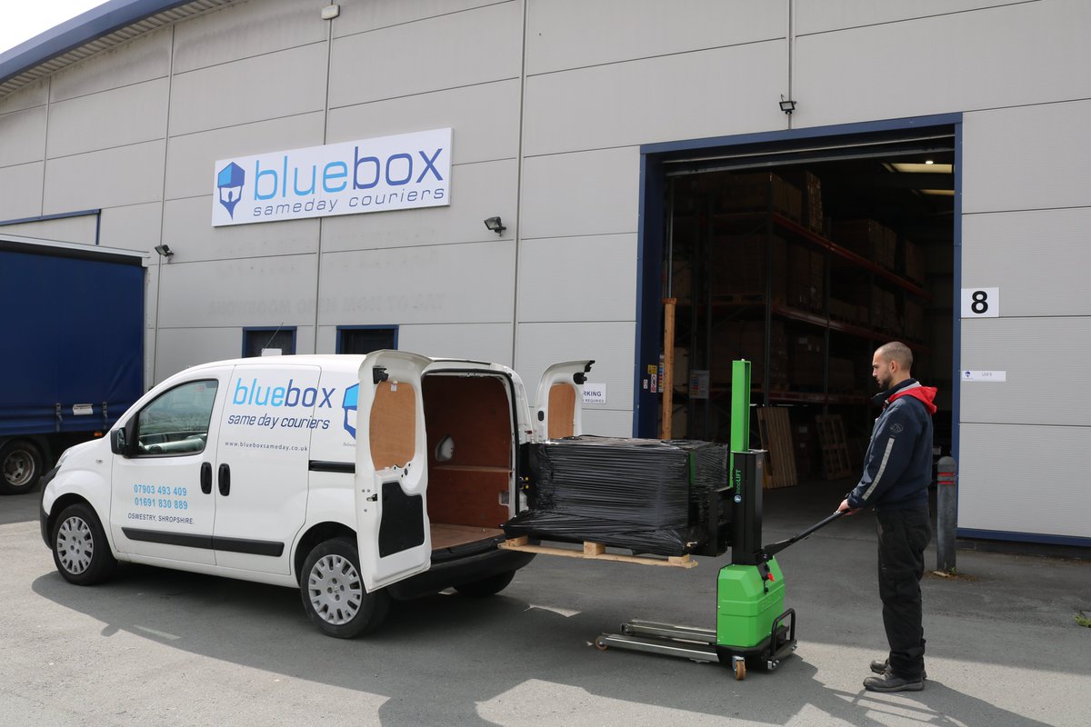 Blueboxsameday's tweet photo. Bluebox Sameday Couriers will help deliver your goods same day, nationwide.  We have a wide range of vehicles to suit your needs, ranging from small vans to 7.5tn lorry's #deliverwithease with our #uksameday service #deliveries #uk #SME #uktransport #uklogistics #ukcourier https://t.co/VfkIPDJm2F