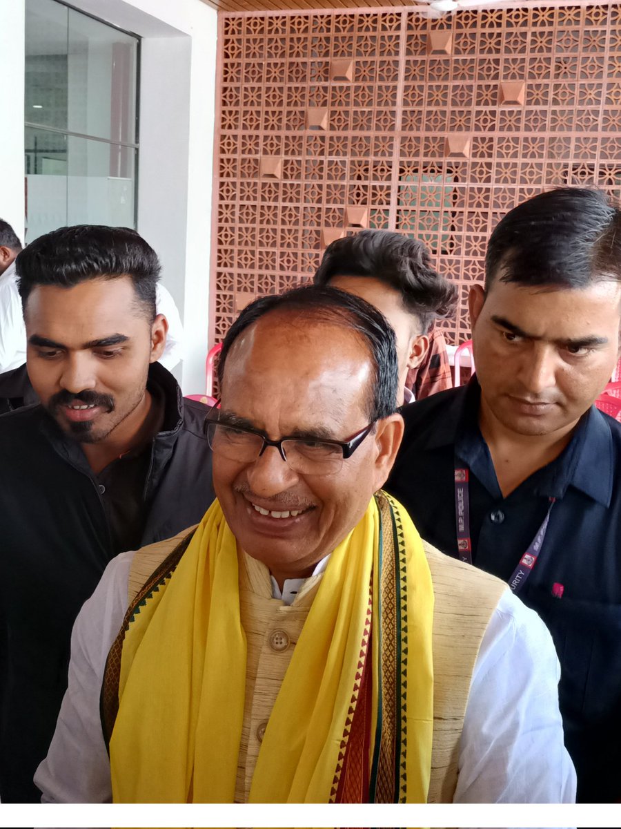 मध्यप्रदेश के मुख्यमंत्री माननीय <a href="/ChouhanShivraj/">Shivraj Singh Chouhan</a> जी से सामाजिक मुद्दों को लेकर मुख्यमंत्री निवास भोपाल में मुलाकात हुई। 
<a href="/CMMadhyaPradesh/">Chief Minister, MP</a>
