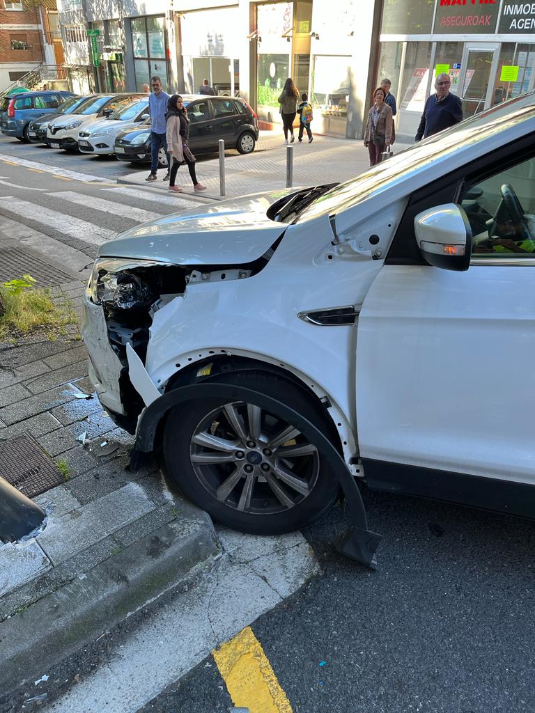 Josema11395240's tweet photo. Istripua Azkuene kaleko 34. zenbakian. Galtzadan gurutzatutako ibilgailua. Azkuene kalea, zenbaki horren parean moztuta.
Accidente en la calle Azkuene a la altura del número 34.
Calle Azkuene cortada en dicho punto
#Azkuene
#Trintxerpe
#Pasaia
#udaltzaingoa
@pasaiakoudala https://t.co/8Bf1ycu3OR