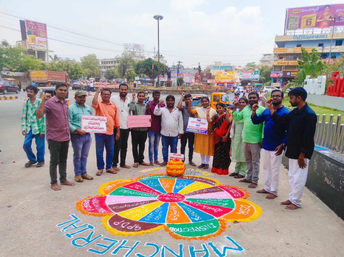prashanththot_a's tweet photo. నేడు జూనియర్ పంచాయతీ కార్యదర్శుల సమ్మె లో భాగంగా ఏడవ రోజు బతుకమ్మ ఆడుతూ నిరసన తెలియచేసిన కార్యదర్శులు.. #justiceforjps #regulerisejpsandops #pallepragathi #ktrbrs #telanganacmo #panchayathawards #jps_regularization #jpsopsRegularisation #jpsRegularization https://t.co/B2mtfJIwMv