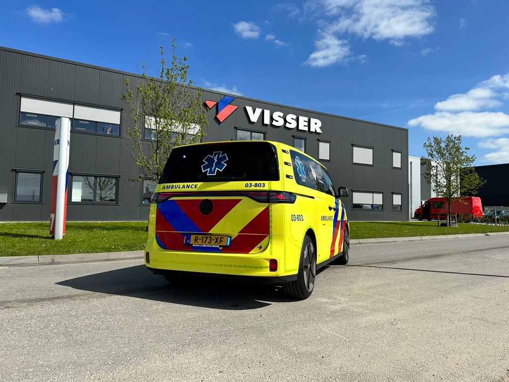 Daar is ie: de ID. Buzz!🚑 Vanaf maandag testen we de bus als OvDG-voertuig. Ook MAI medische diensten gaat testen of het voertuig geschikt is voor hun dienstverlening als huisartsenauto. <a href="/VisserLw/">Visser Leeuwarden</a> 
heeft het voertuig zo opgebouwd dat het niet ten koste gaat van de stroomlijning!