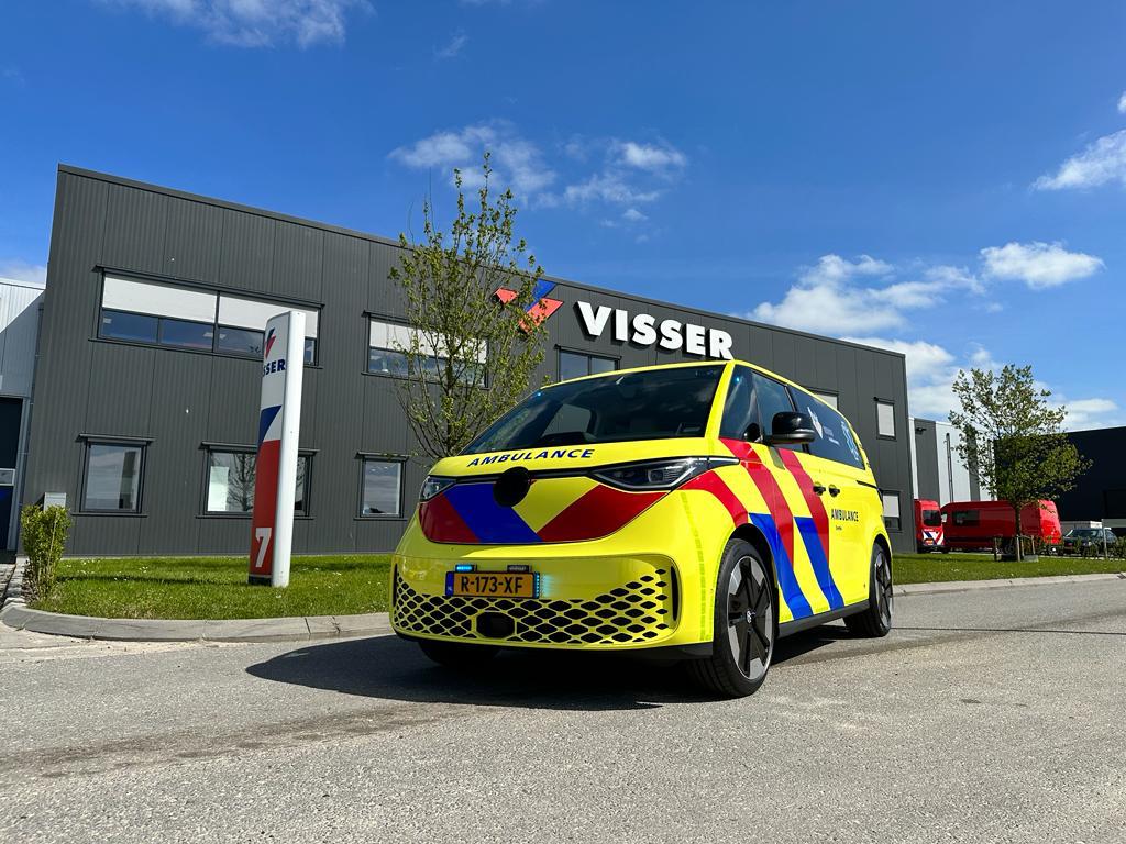 UMCG_Ambulance's tweet photo. Daar is ie: de ID. Buzz!🚑 Vanaf maandag testen we de bus als OvDG-voertuig. Ook MAI medische diensten gaat testen of het voertuig geschikt is voor hun dienstverlening als huisartsenauto. @VisserLw 
heeft het voertuig zo opgebouwd dat het niet ten koste gaat van de stroomlijning! https://t.co/lh0zGGCDpH