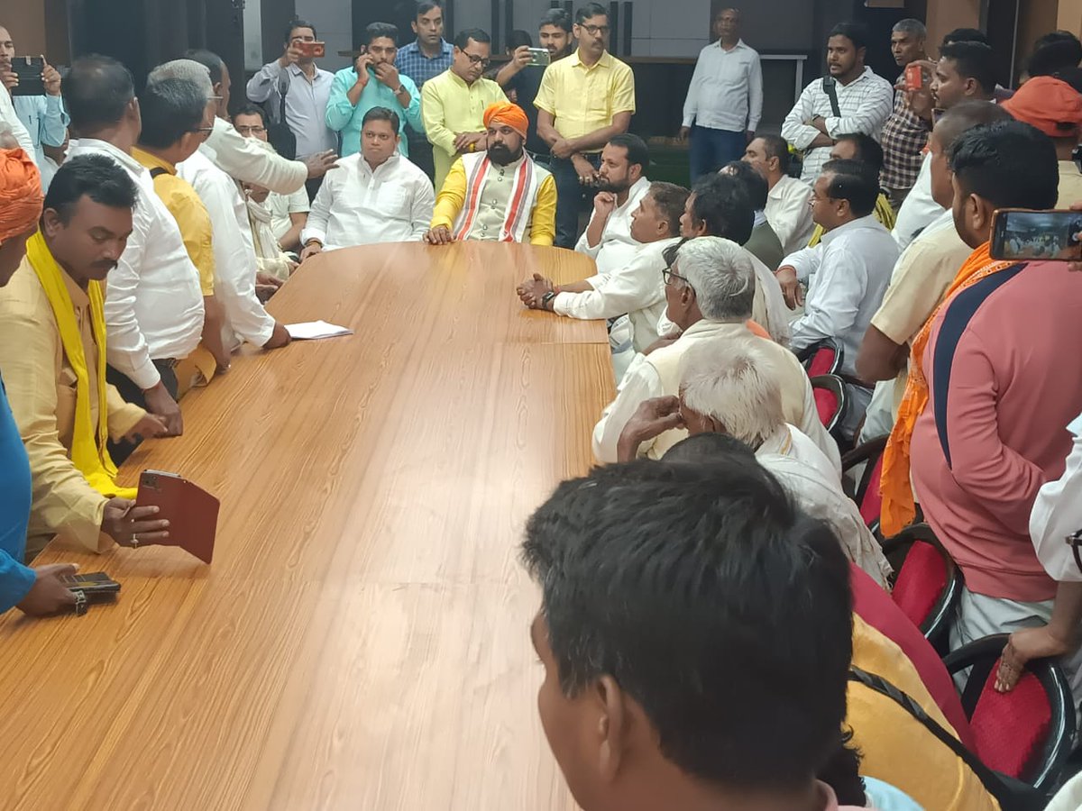 BJP4Bihar's tweet photo. आज भाजपा प्रदेश कार्यालय में माननीय प्रदेश अध्यक्ष श्री @SMCHOUOfficial से लोहार जाति के विभिन्न जिलों से आए हुए लोगों ने अपनी मांगों को लेकर मिले।

जातिगत जनगणना में लोहार जाति का कॉलम हटा देने पर महागठबंधन सरकार के खिलाफ पूरे समाज में काफी आक्रोश है। https://t.co/cWuJx6AdXX
