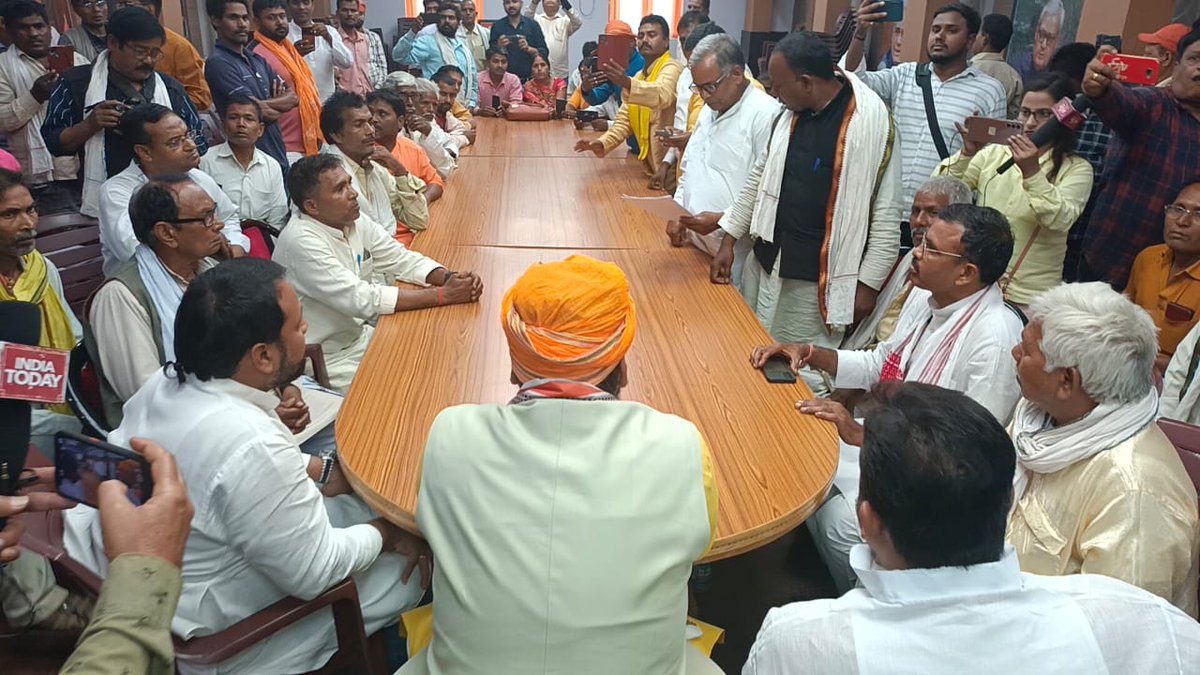 BJP4Bihar's tweet photo. आज भाजपा प्रदेश कार्यालय में माननीय प्रदेश अध्यक्ष श्री @SMCHOUOfficial से लोहार जाति के विभिन्न जिलों से आए हुए लोगों ने अपनी मांगों को लेकर मिले।

जातिगत जनगणना में लोहार जाति का कॉलम हटा देने पर महागठबंधन सरकार के खिलाफ पूरे समाज में काफी आक्रोश है। https://t.co/cWuJx6AdXX