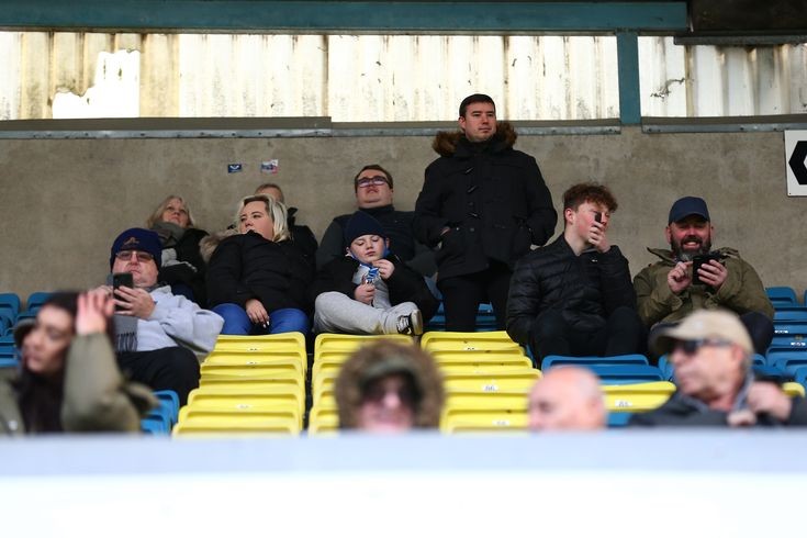 WallArt1885's tweet photo. Not to be outdone or overshadowed. Cold Blow Lane die hards are already securing their spots ahead of this weekends big event. #Millwall #KingGary https://t.co/fWjybbqx9J