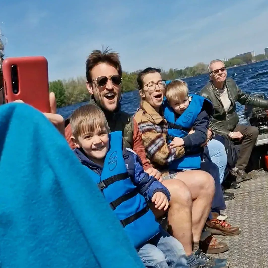 deNatureluur's tweet photo. En ondertussen wordt op het water ook genoeg beleefd. Schippers Peter en Richard en gids Marjori hebben elke keer weer een enthousiaste groep in de boot. Gezellig hoor! ⛵️💦⚓️
#vaarexcursie #gefladder #sloterpark #sloterplas #natuurbeleving https://t.co/IK4MrKpkKD