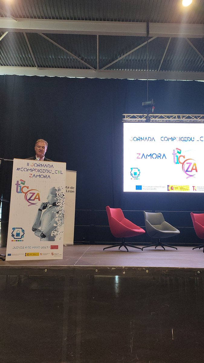 cfiezamora's tweet photo. #ZamoraTIC Inauguración oficial de la II Jornada CompDigEdu_CyL a cargo de @fran_tejero, Jefe del APE de la Dirección Provincial @educacyl de Zamora. Muchas gracias a todos los centros por el enorme trabajo que están realizando @crfptic @cfiebenavente #tiCyL https://t.co/QV4RxaZ33e