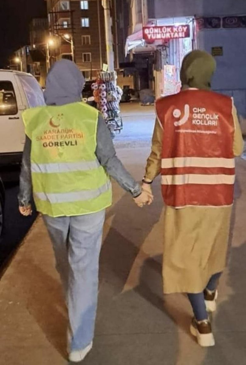 yirmiucderece's tweet photo. 📌Millet İttifakı kurucusu olan Saadet Partisi ve CHP'nin parti üyesi iki görevli kadının dayanışması sosyal medyada gündem oldu. https://t.co/w02vlCa0YE
