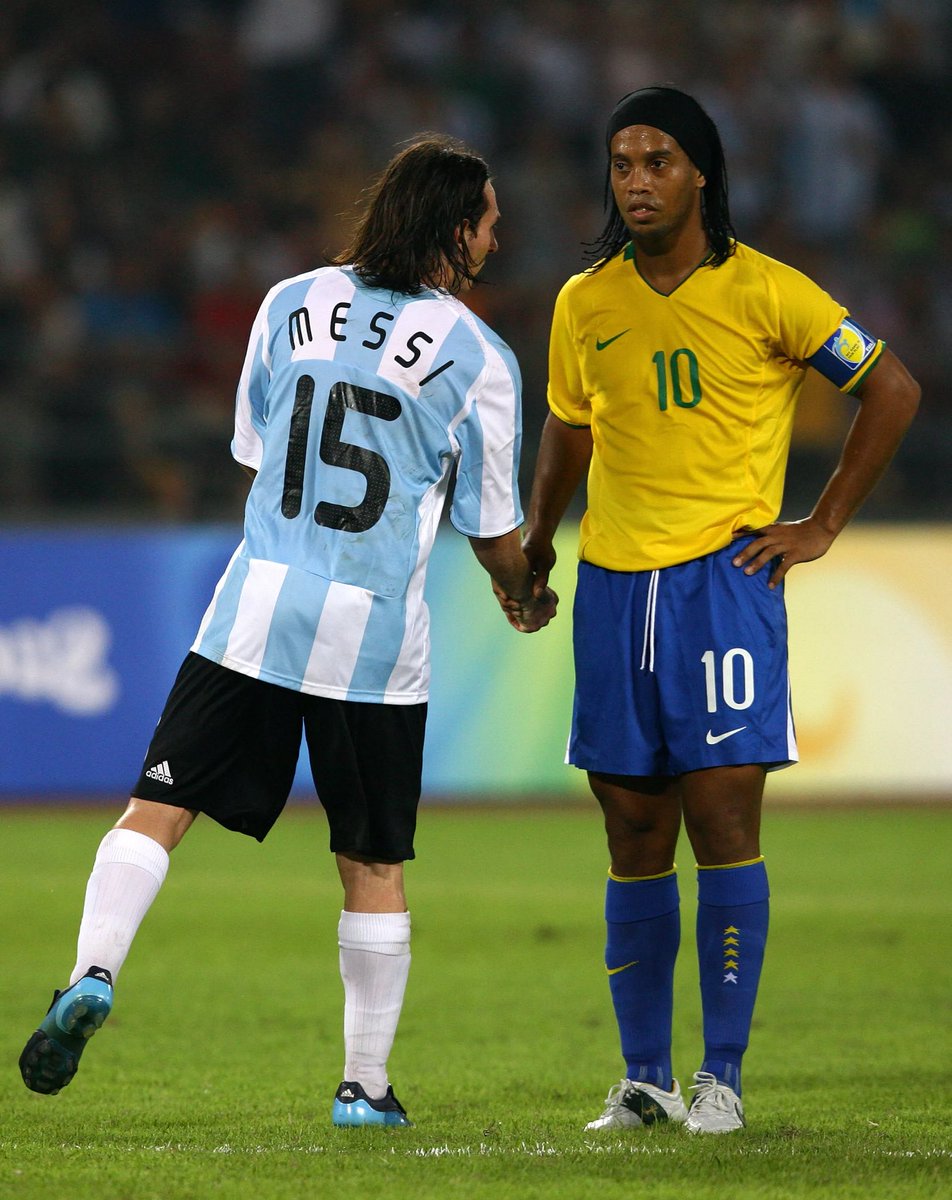 FanMessiFrance's tweet photo. 🗣️ Ronaldinho : « Je ne comprendrai jamais les sifflets et les insultes envers Leo Messi. Si vous sifflez le meilleur joueur du monde, qui allez-vous applaudir ? Je ne comprends pas, je pensais que les gens avaient plus de connaissance footballistique et de respect. » 🇦🇷🐐🇧🇷 https://t.co/lpzs9BzmJl
