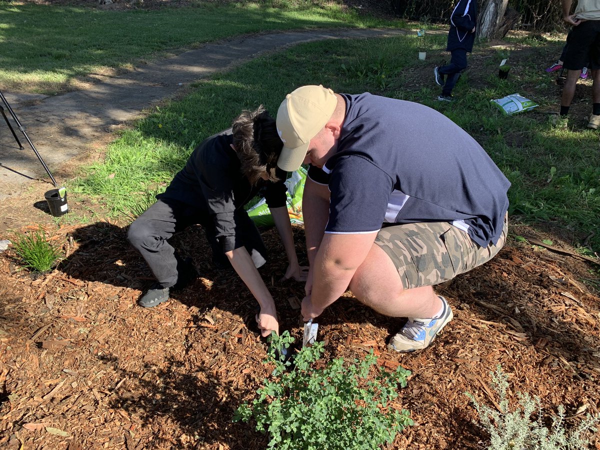Dawe4Peter's tweet photo. Today the legend that is #RhysWesser from @SouthsCares joined Mick &amp; myself from #youthcommunitygreening at #LawrenceHargravesSchool to work with #FirstNations students on starting their #yarningcircle &amp; garden - and play a bit if footy 🌳🌱 🏉 https://t.co/UoDdtWMb6o