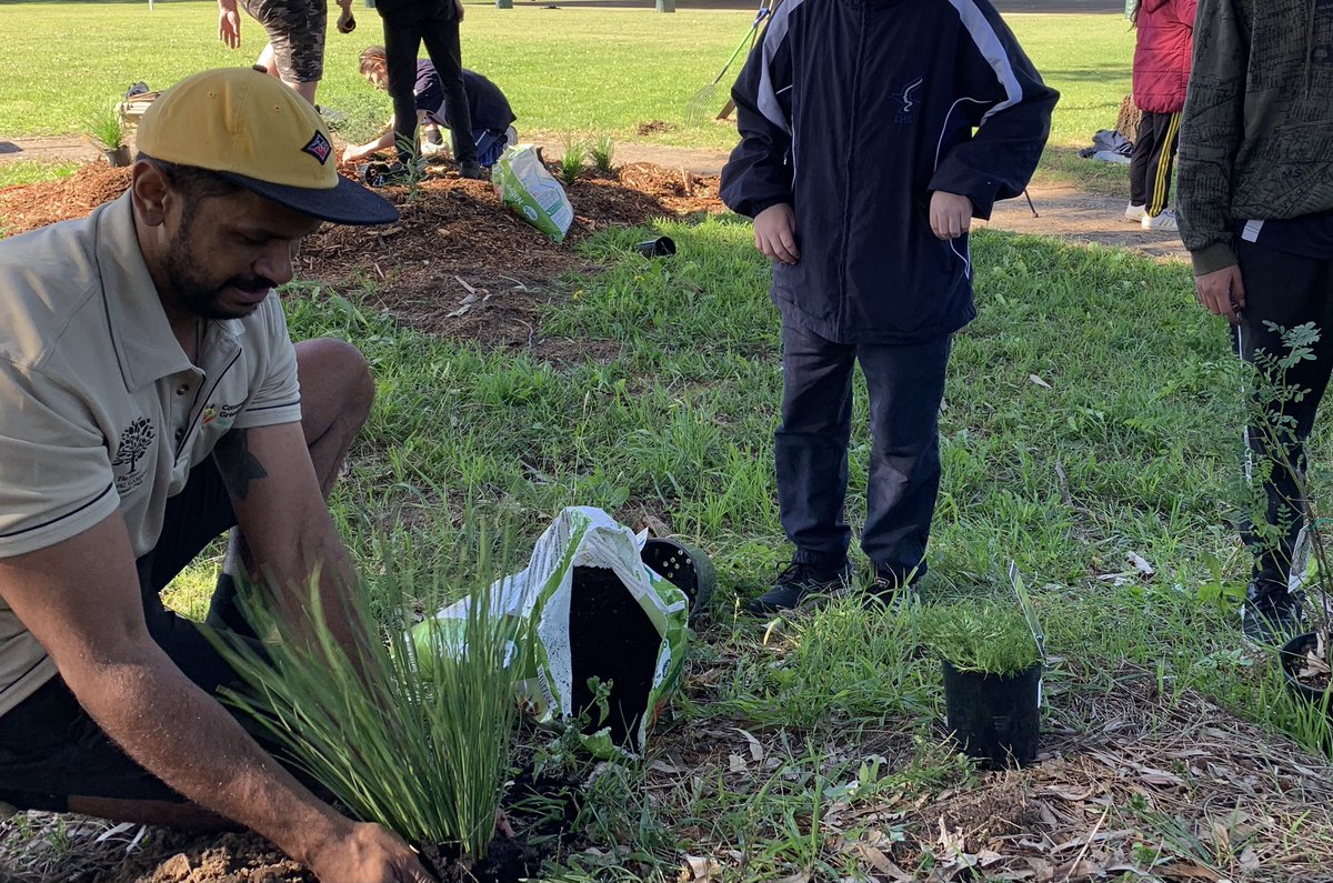 Dawe4Peter's tweet photo. Today the legend that is #RhysWesser from @SouthsCares joined Mick &amp; myself from #youthcommunitygreening at #LawrenceHargravesSchool to work with #FirstNations students on starting their #yarningcircle &amp; garden - and play a bit if footy 🌳🌱 🏉 https://t.co/UoDdtWMb6o