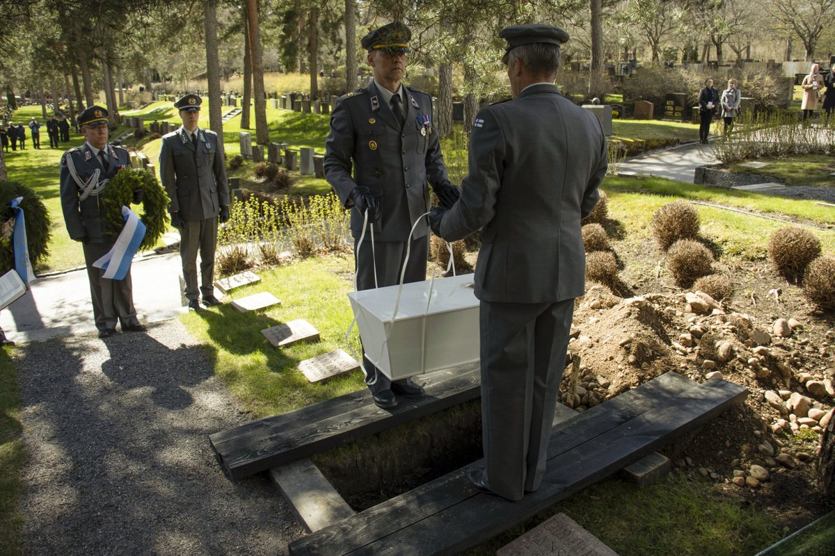 PorinPR's tweet photo. Lounais-Suomen aluetoimisto ja Varsinais-Suomen sotaveteraanipiiri järjestivät luutnantti Väinö Nevanperän siunaustilaisuuden Turussa. Nevanperä kaatui 1944 Talin torjuntataisteluissa. Hänet saatettiin nyt viimeiselle matkalleen.
#porpr #maavoimat #himmetäeimuistotsaa #LSALTSTO https://t.co/OyzBI1EH5A