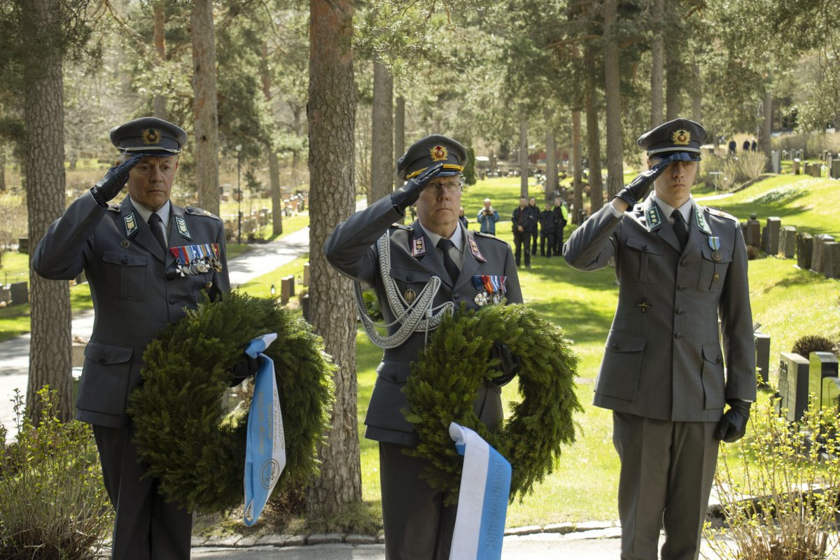PorinPR's tweet photo. Lounais-Suomen aluetoimisto ja Varsinais-Suomen sotaveteraanipiiri järjestivät luutnantti Väinö Nevanperän siunaustilaisuuden Turussa. Nevanperä kaatui 1944 Talin torjuntataisteluissa. Hänet saatettiin nyt viimeiselle matkalleen.
#porpr #maavoimat #himmetäeimuistotsaa #LSALTSTO https://t.co/OyzBI1EH5A
