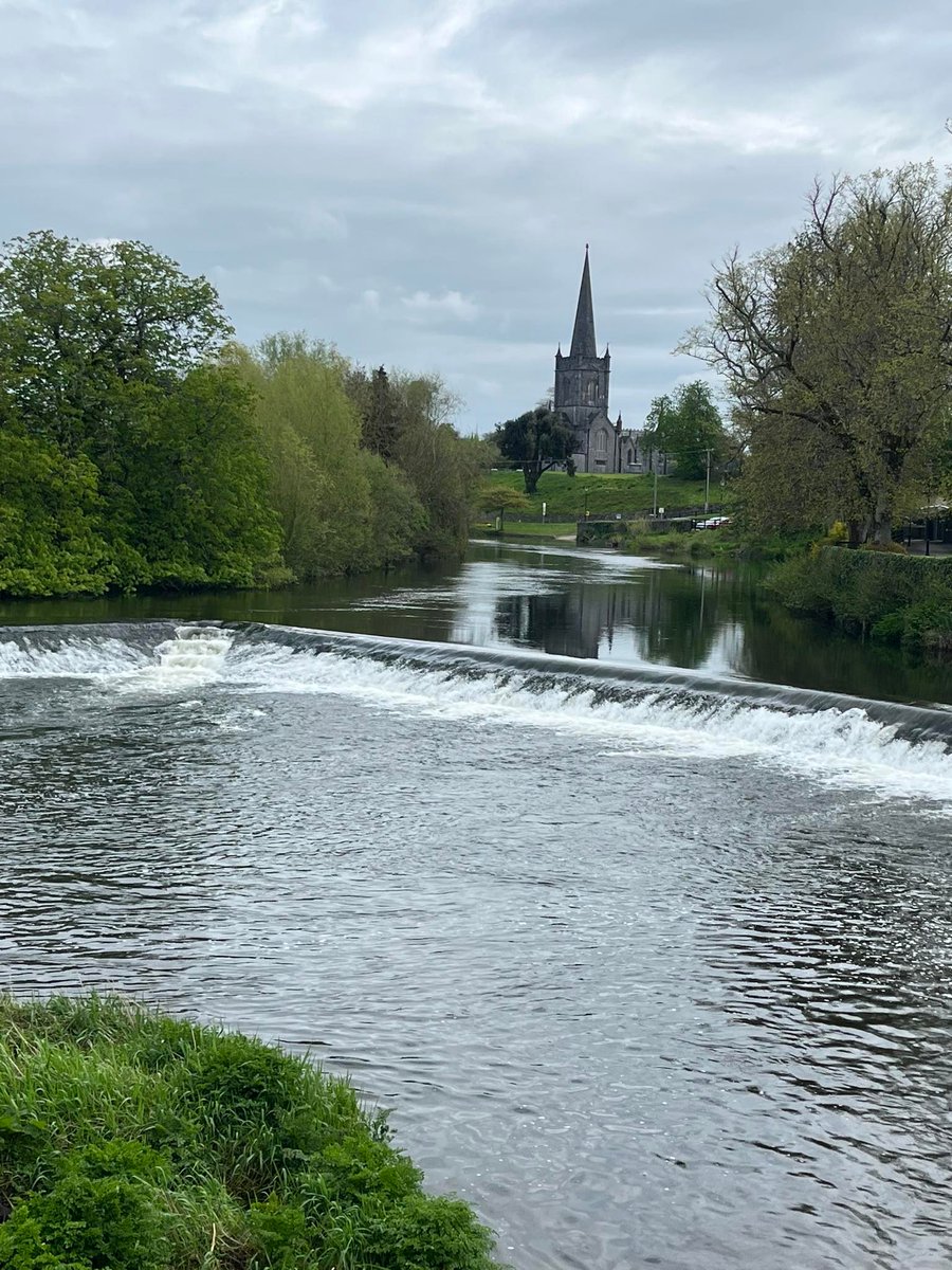 A scene in the town of #Cahir that never gets old 😍
