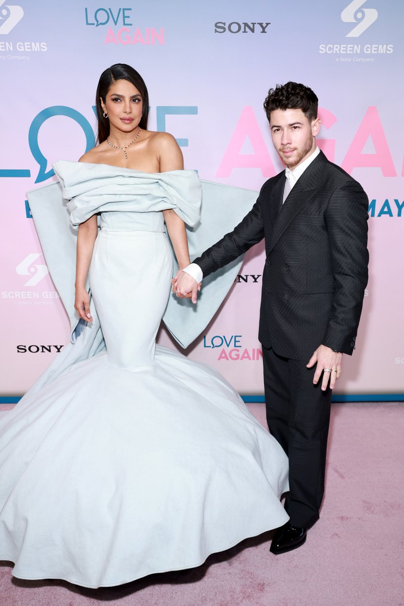 #PriyankaChopra and #NickJonas attend the "#LoveAgain" New York Screening with actor #SamHeughan. The romantic drama also has a ‘small and hilarious’ cameo by Priyanka’s singer husband Nick Jonas 
<a href="/priyankachopra/">PRIYANKA</a> <a href="/nickjonas/">Nick Jonas</a> <a href="/SamHeughan/">Sam Heughan</a>