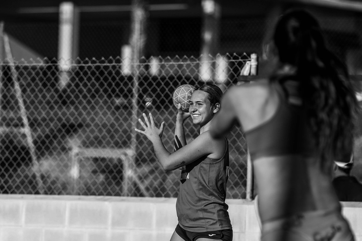 🤾‍♀️ 𝑾𝑶𝑹𝑲 𝑶𝑵 🔛

🔥 ¡Las #GuerrerasArena🇪🇸 trabajan duro en <a href="/AytoAntequera/">Ayuntamiento de Antequera</a>! 💪

📌 El equipo de <a href="/jpmorillobaro/">Juan Pablo Morillo-Baro</a> entrena desde ayer en El Maulí preparando su próximo reto: el Campeonato de Europa 2023🇵🇹

📸 <a href="/joaquin573/">Joaquin Corrales</a> 

#BalonmanoPlaya