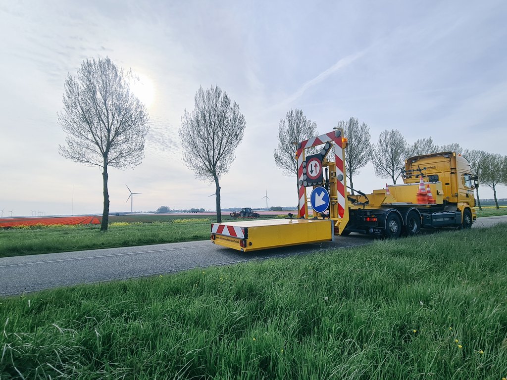 Abbink_VT's tweet photo. Tulpen uit........ #Dronten 😅 
#afzetting #onderzoek #Abbink #Verkeerstechniek  #botsabsorber https://t.co/5vNnd7yJ34