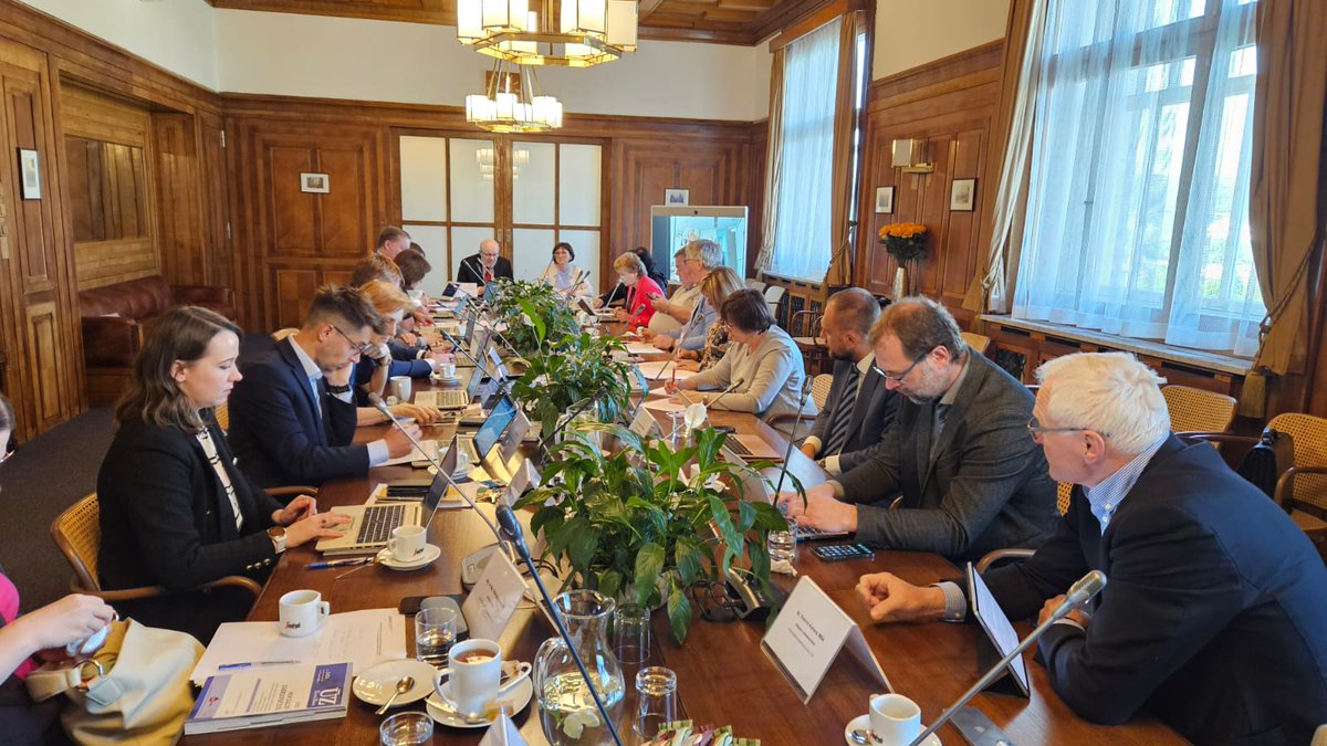 tripartita (@tripartita_cz) on Twitter photo Na <a href="/ZdravkoOnline/">Ministerstvo zdravotnictví</a> aktuálně probíhá jednání pracovního týmu #tripartita pro zdravotnictví. Hlavní body jednání tvoří dohodovací řízení o možnostech zvýšení platů a mezd pro příští rok, návrhy změn sociálně-zdravotních služeb a záměry v oblasti ochrany veřejného zdraví. Na <a href="/ZdravkoOnline/">Ministerstvo zdravotnictví</a> aktuálně probíhá jednání pracovního týmu #tripartita pro zdravotnictví. Hlavní body jednání tvoří dohodovací řízení o možnostech zvýšení platů a mezd pro příští rok, návrhy změn sociálně-zdravotních služeb a záměry v oblasti ochrany veřejného zdraví.