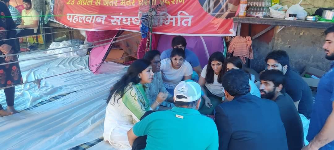 Neeta_INC's tweet photo. ये #PTUsha ही बैठी है अपने दोस्त खिलाड़ियों के साथ।
2 रुपये की गैंग तुम अफवाह कब तक फैलाओगे?
#दिल्ली_पुलिस_शर्म_करो
#ट्रैक्टर_लेकर_दिल्ली_चलो
#IndianArmy #Baramulla #JammuKashmir #Army #NIA #JantarMantar #Tractor #PTUsha
फ्री राशन गैंग देख लो👇
#BJPSeBetiBachao #joyho https://t.co/KBgFi53aIX