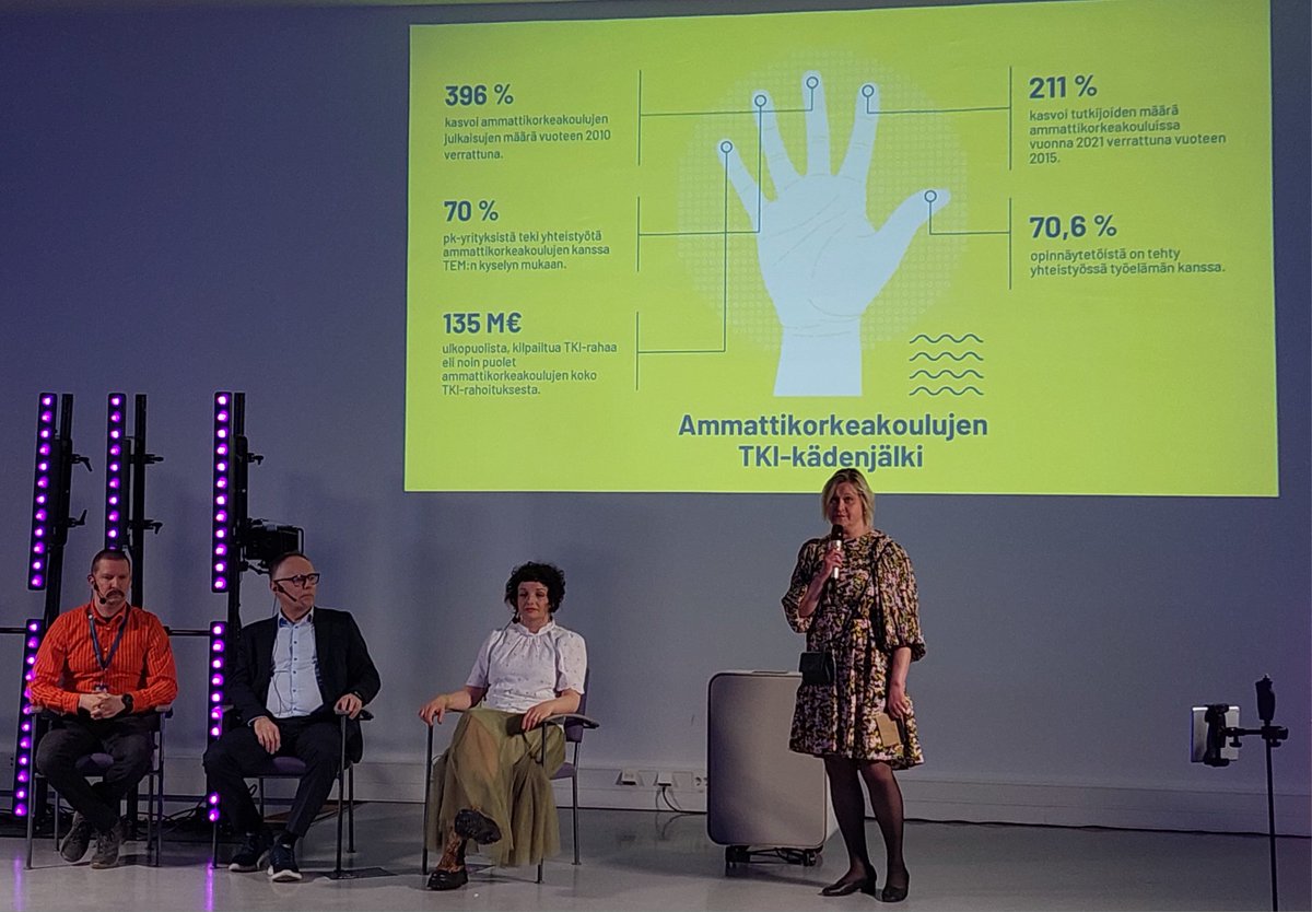 Soveltava tutkimus tarkoittaa että tutkijat ja tutkimustiedon hyödyntäjät työskentelevät yhdessä ja molempien osaamista tarvitaan uusien työelämäinnovaatioiden syntymiseksi #amkpäivät2023 #amk #tkikädenjälki #vaikuttavatki <a href="/Arene_ry/">Arene</a> <a href="/Karelia_amk/">Karelia-amk</a>