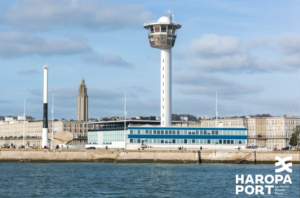 haropaport's tweet photo. #JeudiPhoto | Quelle est le rôle de la #capitainerie ? Assurer un contrôle continu de la navigation maritime :
🚢 prévision et régulation du trafic
⚓️ placement des navires à quai
👀 aide à la navigation… et bien plus encore !
Pour en savoir plus ➡️ https://t.co/MjHjWT62uc https://t.co/2CCkiQItL9