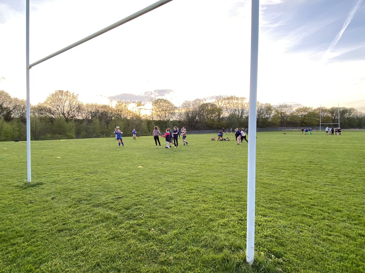RufcGirls's tweet photo. Honoured to be joined at training last night by the awesome @vickyeirwin 

Great training session sharing her insight &amp; drive for the game with our @Burnley_RUFC girls 

Gotta see it to be it!!  #inspiring the next generation of #RugbyGirls &amp; maybe future @SaleSharksWomen 🏉🦈 https://t.co/6DtzExleGl