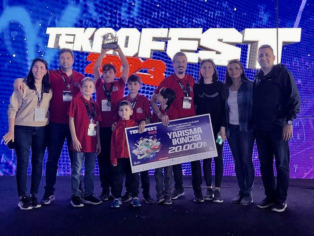 KodeliProjesi's tweet photo. KODELİ Atölyesi bulunan 29 Ekim Ortaokulu'nun “Açı” adlı takım ile yarıştığı Teknofest 2023 Eğitim Teknolojileri Yarışmasında "Açının Gücü" projesi ilkokul ve ortaokul kategorisinde 2.lik derecesi almıştır. Katılım sağlayan öğrencilerimizi tebrik ediyoruz.😊👏🏼 https://t.co/Wy6wo065CS