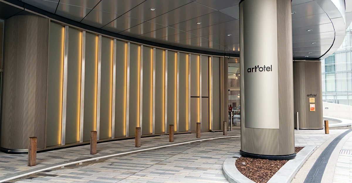 luminolighting's tweet photo. Visiting Battersea Power Station? 🏭
Don't miss the striking entrance to London's hottest new hotel. art'otel at Battersea features twelve stainless steel blades, each illuminated with LUMINO Vector V20S OPX ColorCORE® 3000K warm white.
You'll find art'otel in ⚡... https://t.co/0hQctuIYAl