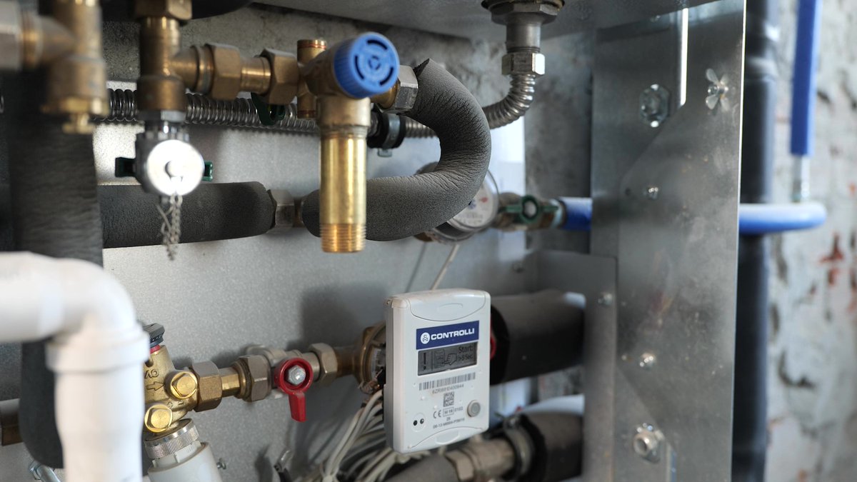 EURACrenewables's tweet photo. Quali sono i presupposti per integrare sistemi a pompa di calore nei condomini in fase di #risanamento?
Nuovo articolo @EURAC per @INGENIOnews  #buildings #heatpumps @BuildHeatH2020 
👉https://t.co/K358mt7yQZ https://t.co/gZFCmshXUj