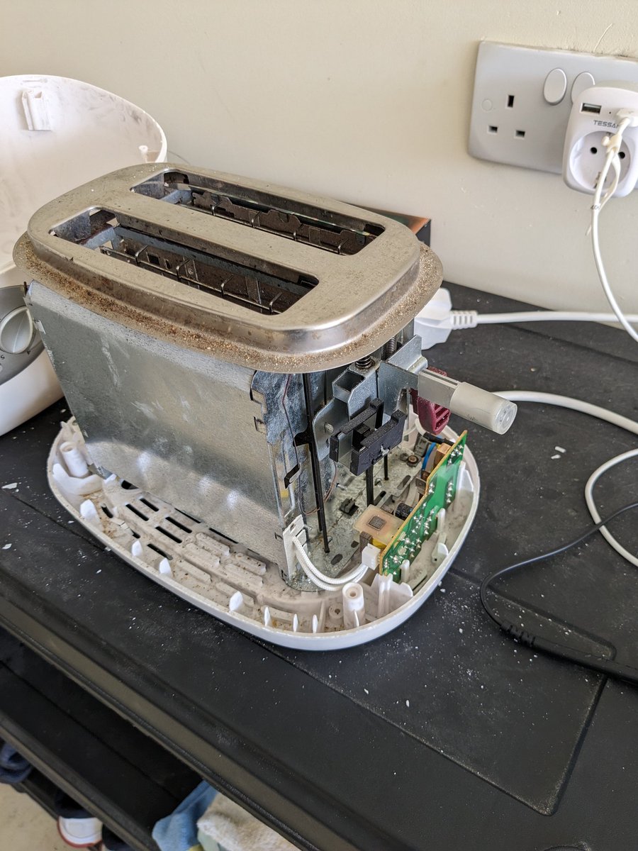 PierroOcean's tweet photo. Trying to fix my toaster but looks like is dead... https://t.co/gQQfSwZfyf