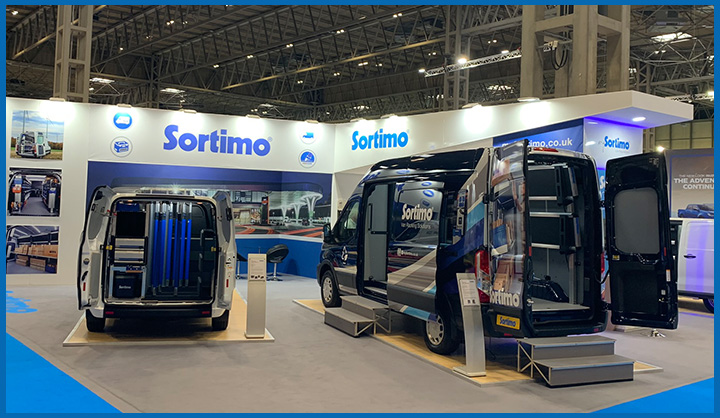 Last month, the Commercial Vehicle Show - the UK's largest commercial vehicle show - took place in Birmingham. 
Besides many opportunities to keep up to date with all the trends in the industry, visitors were able to take a look at our Belron Ford Custom and  Ford Transit E.