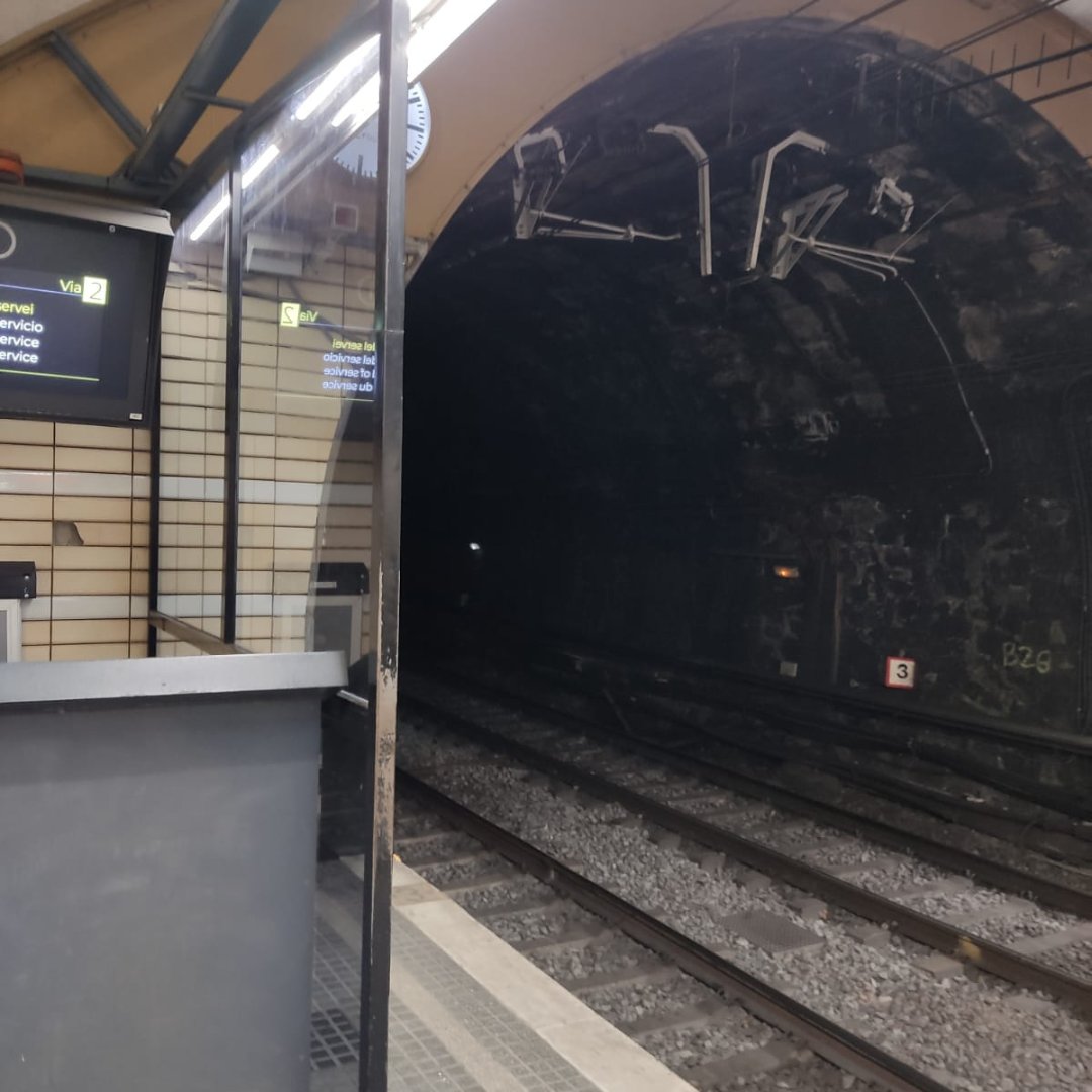 vidrescastro's tweet photo. Cambios urgentes en vidrios que son importantes. Cristalleries Castro al rescate 🏃♂️🏃♀️
Ferrocarrils catalans - Estació funicular de Vallvidrera. 🚋 https://t.co/e5OsTnjlMF