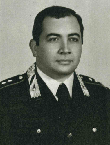 _Carabinieri_'s tweet photo. #4maggio 1980: in un agguato mafioso muore il Cap. Emanuele Basile mentre si trova con la moglie e la figlia, dopo aver assistito alla festa del Santissimo Crocifisso a Monreale. Sarà decorato di Medaglia d’Oro al Valor Civile. Scopri di più ➡️  https://t.co/CyV7CZBjZS https://t.co/DXOdzAUedw