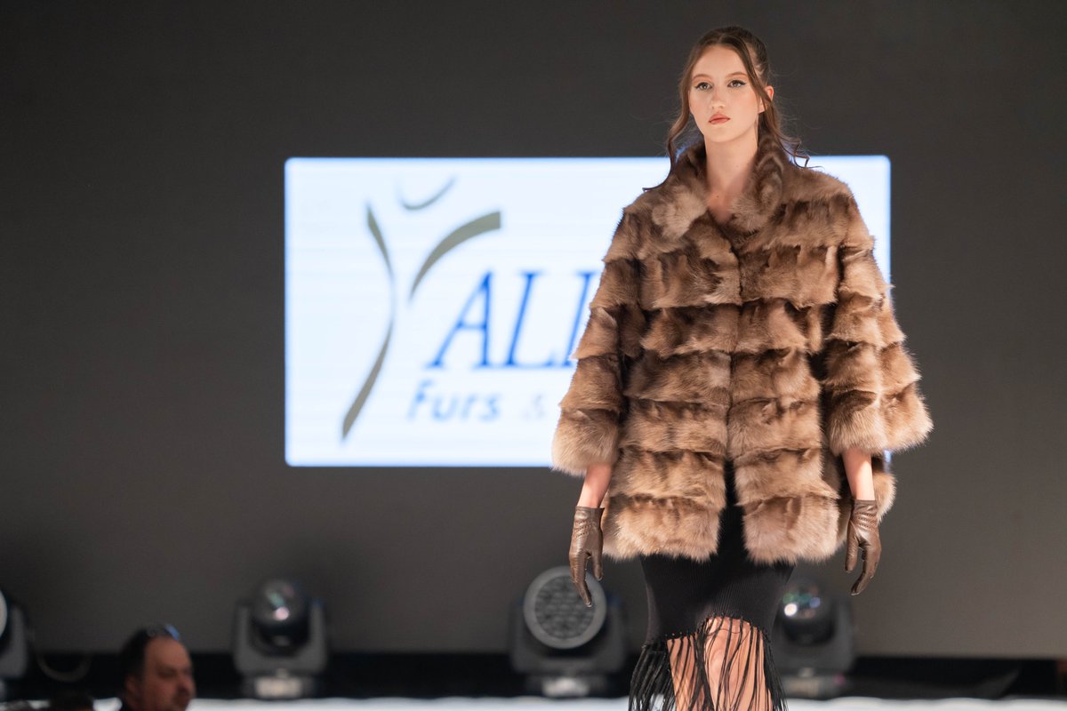 kastoriafurfair's tweet photo. 48th KIFF's catwalk highlights from #ALPHAFURS & FASHION AW23 collection!
#kastoriafurfair #kiff #fur #furfashion #furlove #ott #qotd #ootd #ootn #fashionweek #fashion #expo #tradefair #buyers #exhibitors
#sustainablefashion #sable #catwalk #runway #galashow #tbt #furegenesisera https://t.co/jkgGt8ofmG