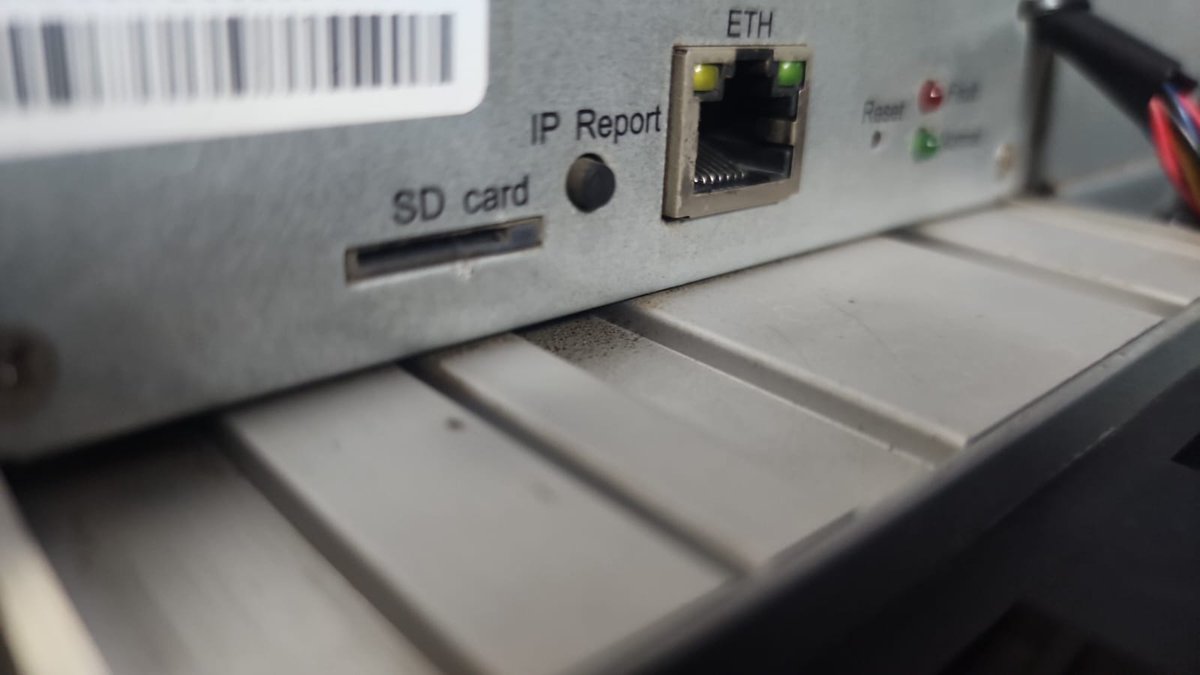 LoyTansil's tweet photo. @BITMAINtech I have purchased a brand new system from @ApextoMiner  paid 6250$. After talking to @ApextoMiner they have asked to contact @BITMAINtech . From bitman i got a email saying that system was running for testing , this system was run for 30days+ https://t.co/wqgFfGoTWm